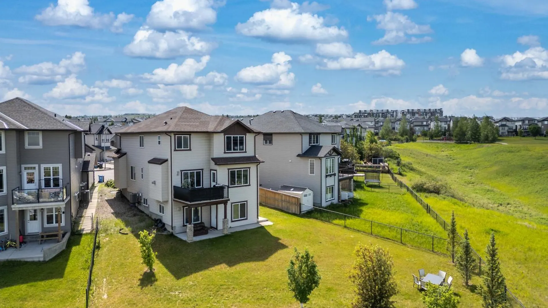 Luxury Lakeview Home - 2500Sqft Of Private Space With 5 Beds, 4 Bath, 2 Living Rooms, Kitchen, Ac, Jacuzzi, 10 Guests Max, Basement Not Included, 18-Min To Airport, 20-Min To Downtown, 80-Min To Banff YYC