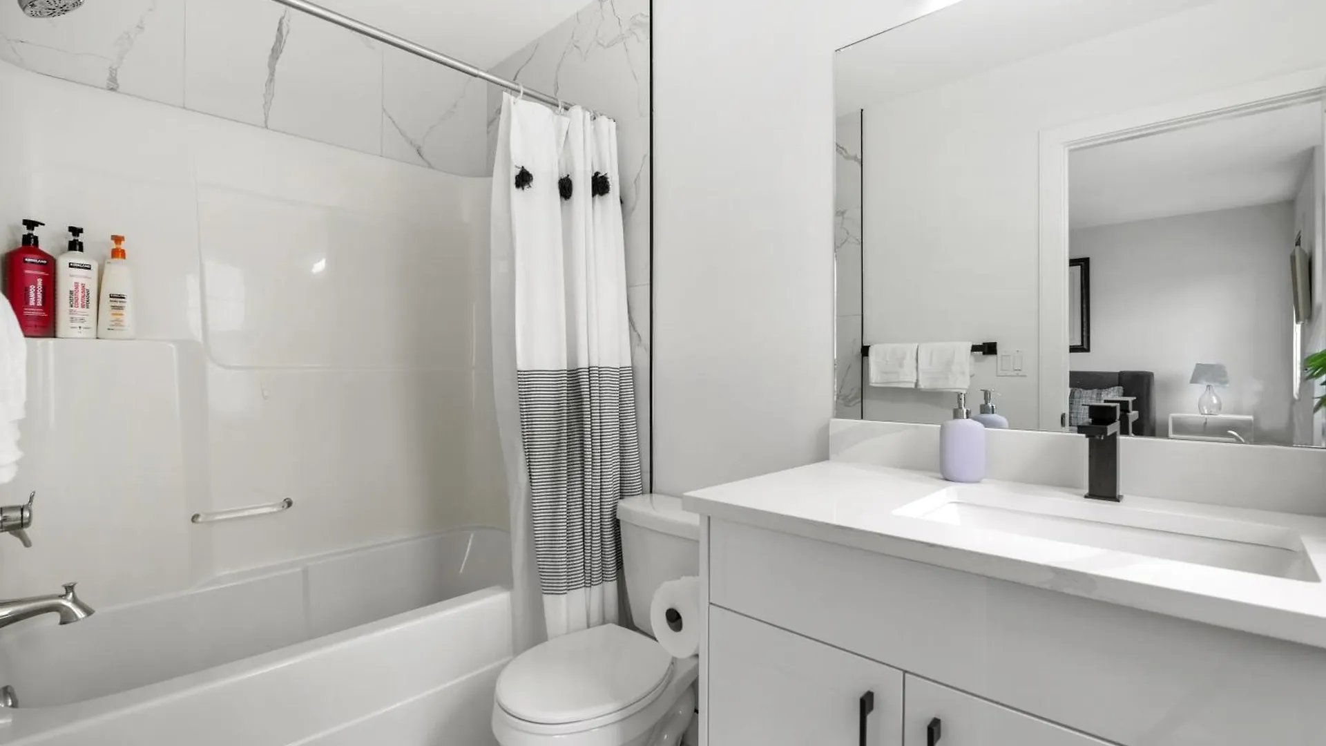 Сasa de vacaciones Luxury Lakeview Home - 2500Sqft Of Private Space With 5 Beds, 4 Bath, 2 Living Rooms, Kitchen, Ac, Jacuzzi, 10 Guests Max, Basement Not Included, 18-Min To Airport, 20-Min To Downtown, 80-Min To Banff YYC