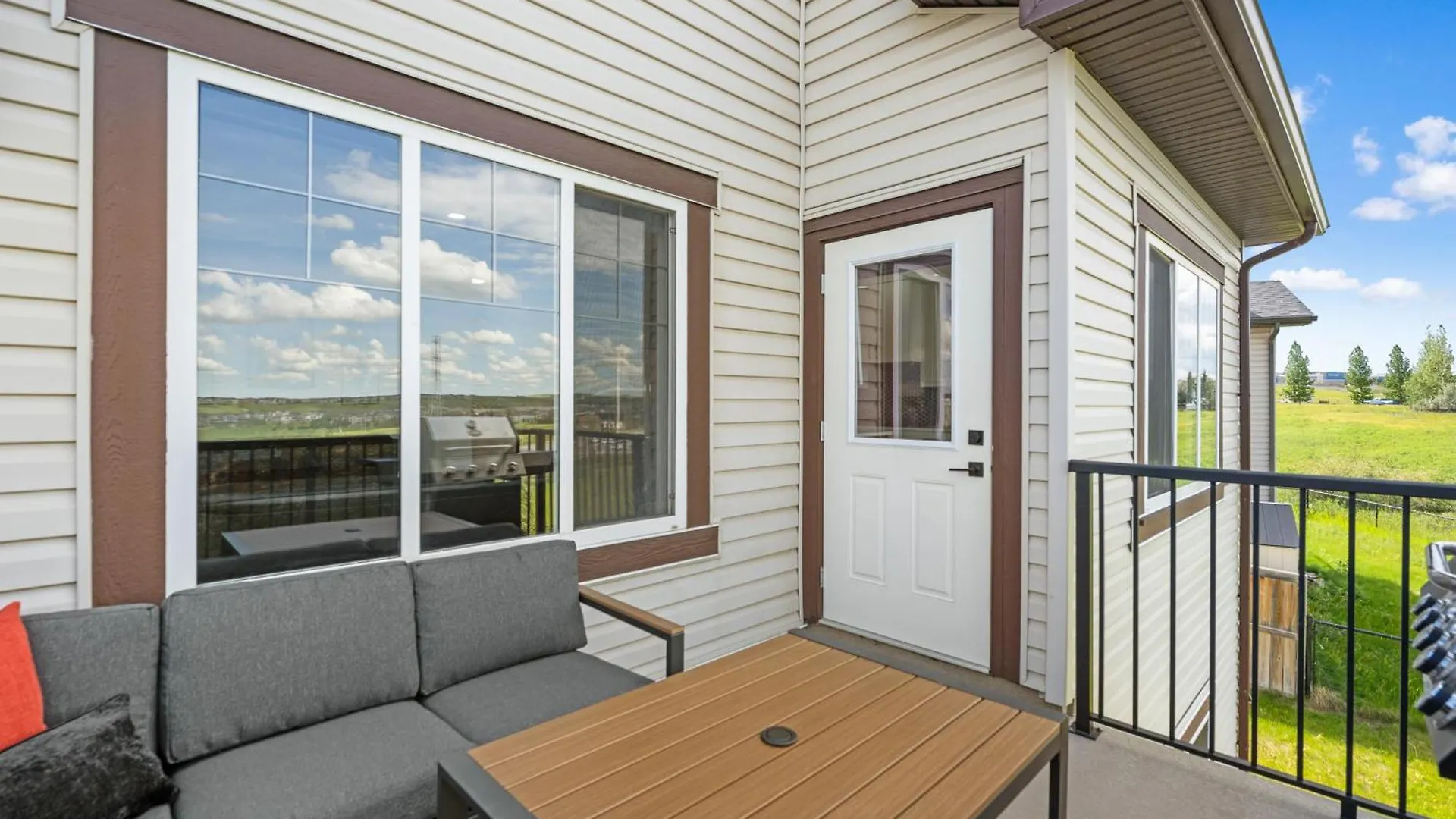 Luxury Lakeview Home - 2500Sqft Of Private Space With 5 Beds, 4 Bath, 2 Living Rooms, Kitchen, Ac, Jacuzzi, 10 Guests Max, Basement Not Included, 18-Min To Airport, 20-Min To Downtown, 80-Min To Banff YYC