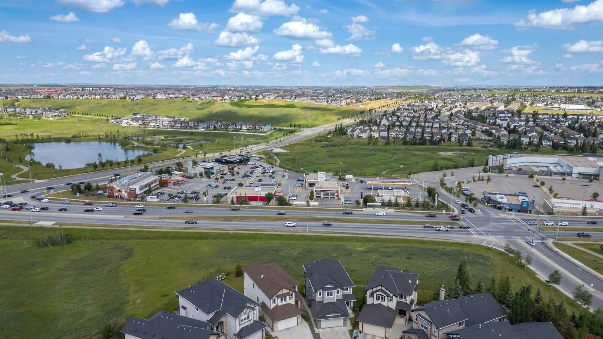 Сasa de vacaciones Luxury Lakeview Home - 2500Sqft Of Private Space With 5 Beds, 4 Bath, 2 Living Rooms, Kitchen, Ac, Jacuzzi, 10 Guests Max, Basement Not Included, 18-Min To Airport, 20-Min To Downtown, 80-Min To Banff YYC Canadá