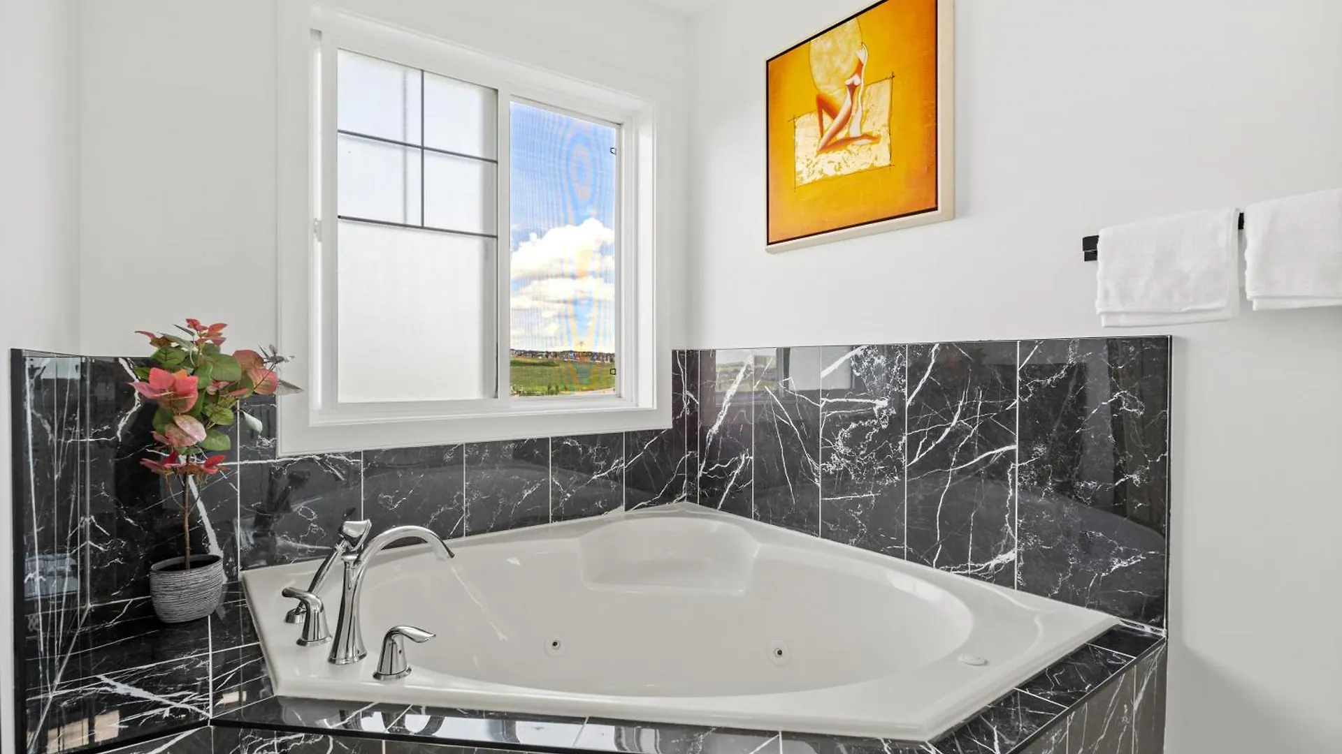 Luxury Lakeview Home - 2500Sqft Of Private Space With 5 Beds, 4 Bath, 2 Living Rooms, Kitchen, Ac, Jacuzzi, 10 Guests Max, Basement Not Included, 18-Min To Airport, 20-Min To Downtown, 80-Min To Banff YYC 0*,  Canadá