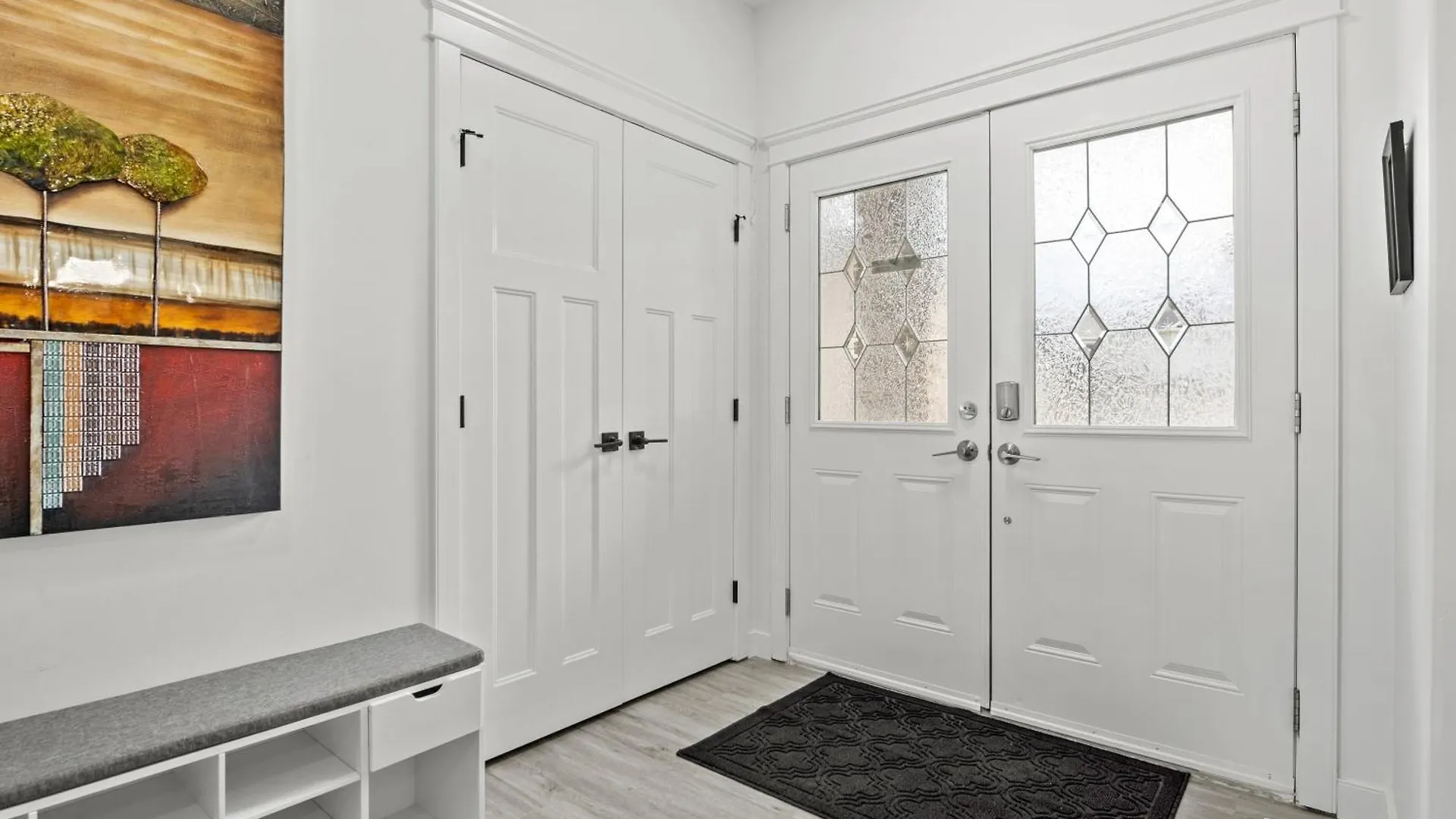 Luxury Lakeview Home - 2500Sqft Of Private Space With 5 Beds, 4 Bath, 2 Living Rooms, Kitchen, Ac, Jacuzzi, 10 Guests Max, Basement Not Included, 18-Min To Airport, 20-Min To Downtown, 80-Min To Banff YYC 0*,  Canadá