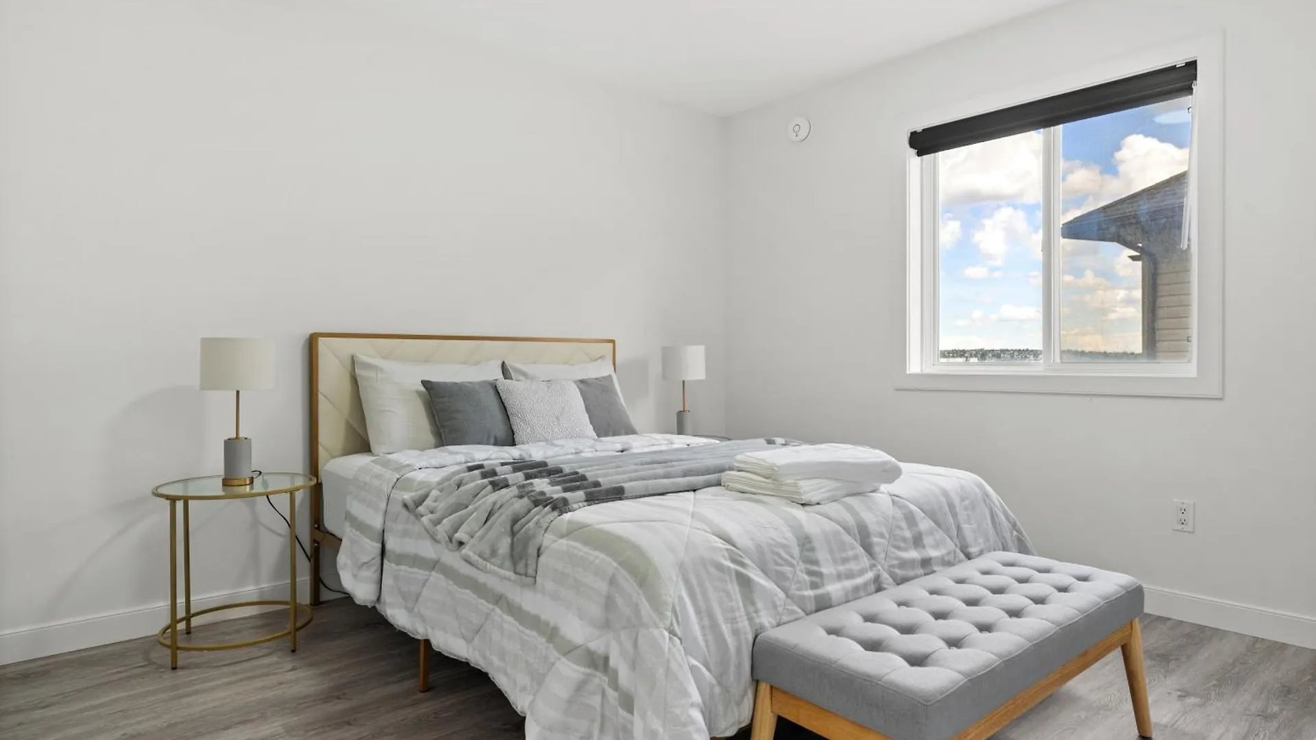Luxury Lakeview Home - 2500Sqft Of Private Space With 5 Beds, 4 Bath, 2 Living Rooms, Kitchen, Ac, Jacuzzi, 10 Guests Max, Basement Not Included, 18-Min To Airport, 20-Min To Downtown, 80-Min To Banff YYC Canadá