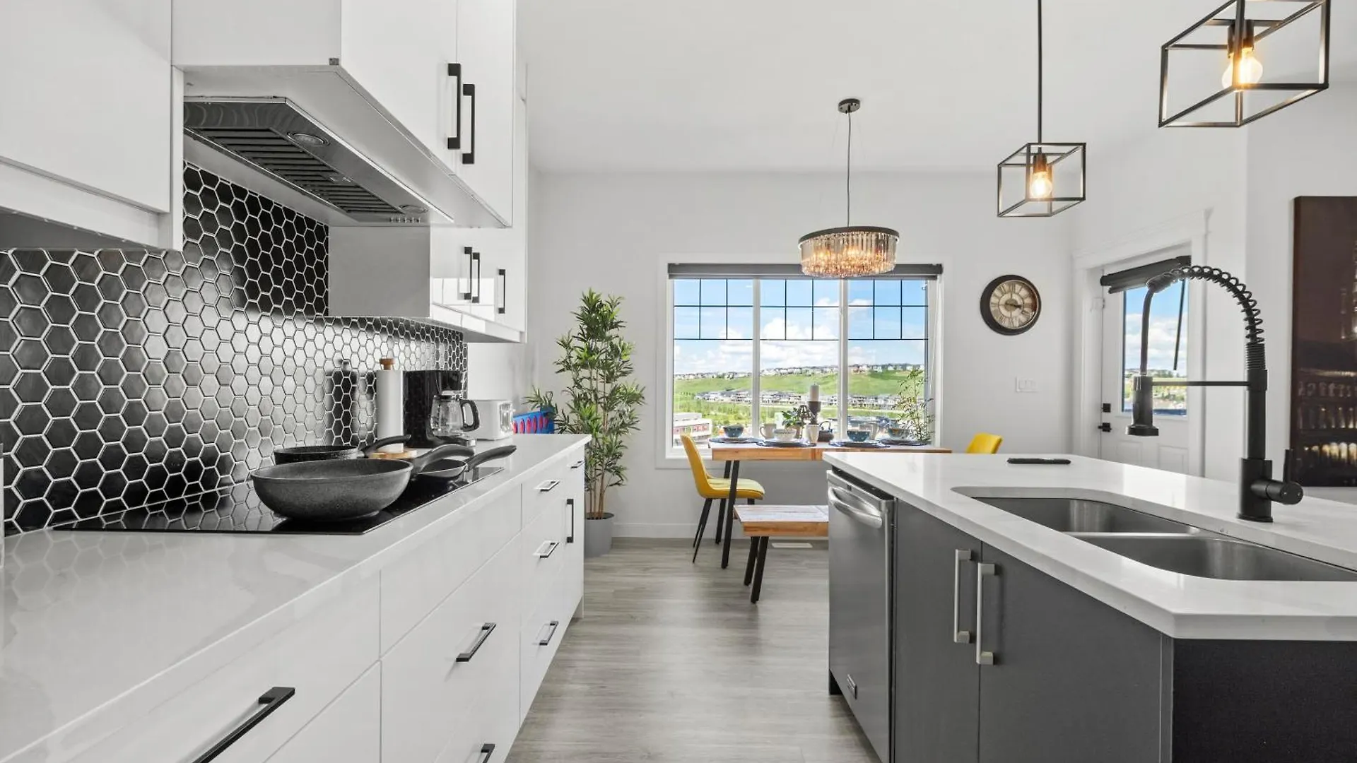 Luxury Lakeview Home - 2500Sqft Of Private Space With 5 Beds, 4 Bath, 2 Living Rooms, Kitchen, Ac, Jacuzzi, 10 Guests Max, Basement Not Included, 18-Min To Airport, 20-Min To Downtown, 80-Min To Banff YYC
