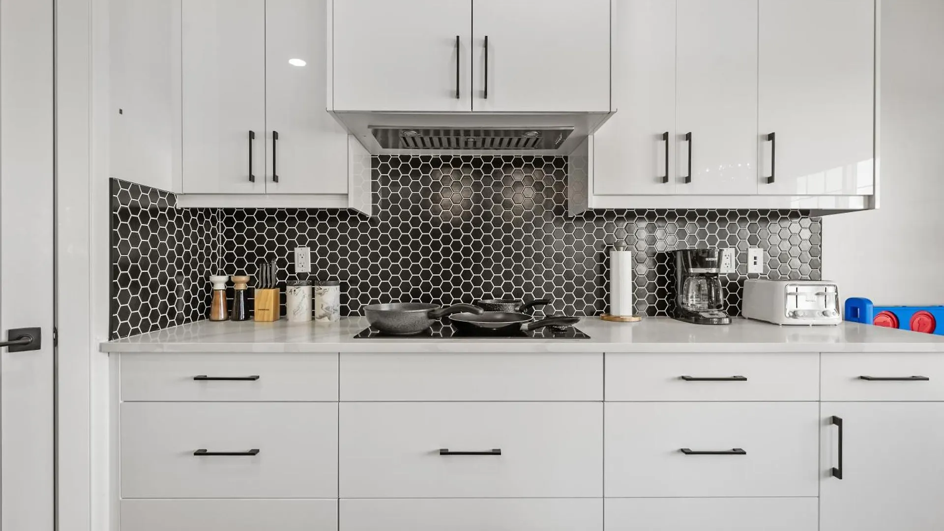 Luxury Lakeview Home - 2500Sqft Of Private Space With 5 Beds, 4 Bath, 2 Living Rooms, Kitchen, Ac, Jacuzzi, 10 Guests Max, Basement Not Included, 18-Min To Airport, 20-Min To Downtown, 80-Min To Banff YYC 0*,  Canada
