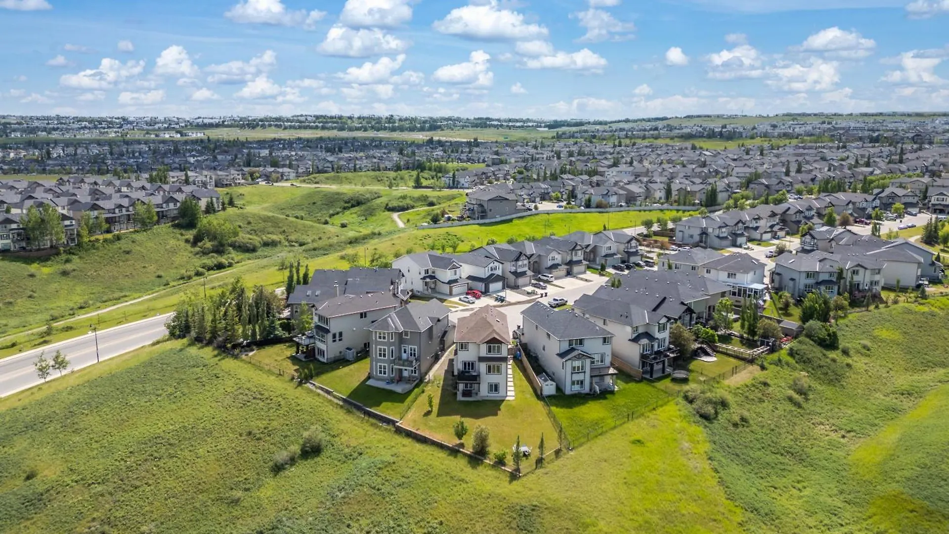 Luxury Lakeview Home - 2500Sqft Of Private Space With 5 Beds, 4 Bath, 2 Living Rooms, Kitchen, Ac, Jacuzzi, 10 Guests Max, Basement Not Included, 18-Min To Airport, 20-Min To Downtown, 80-Min To Banff YYC